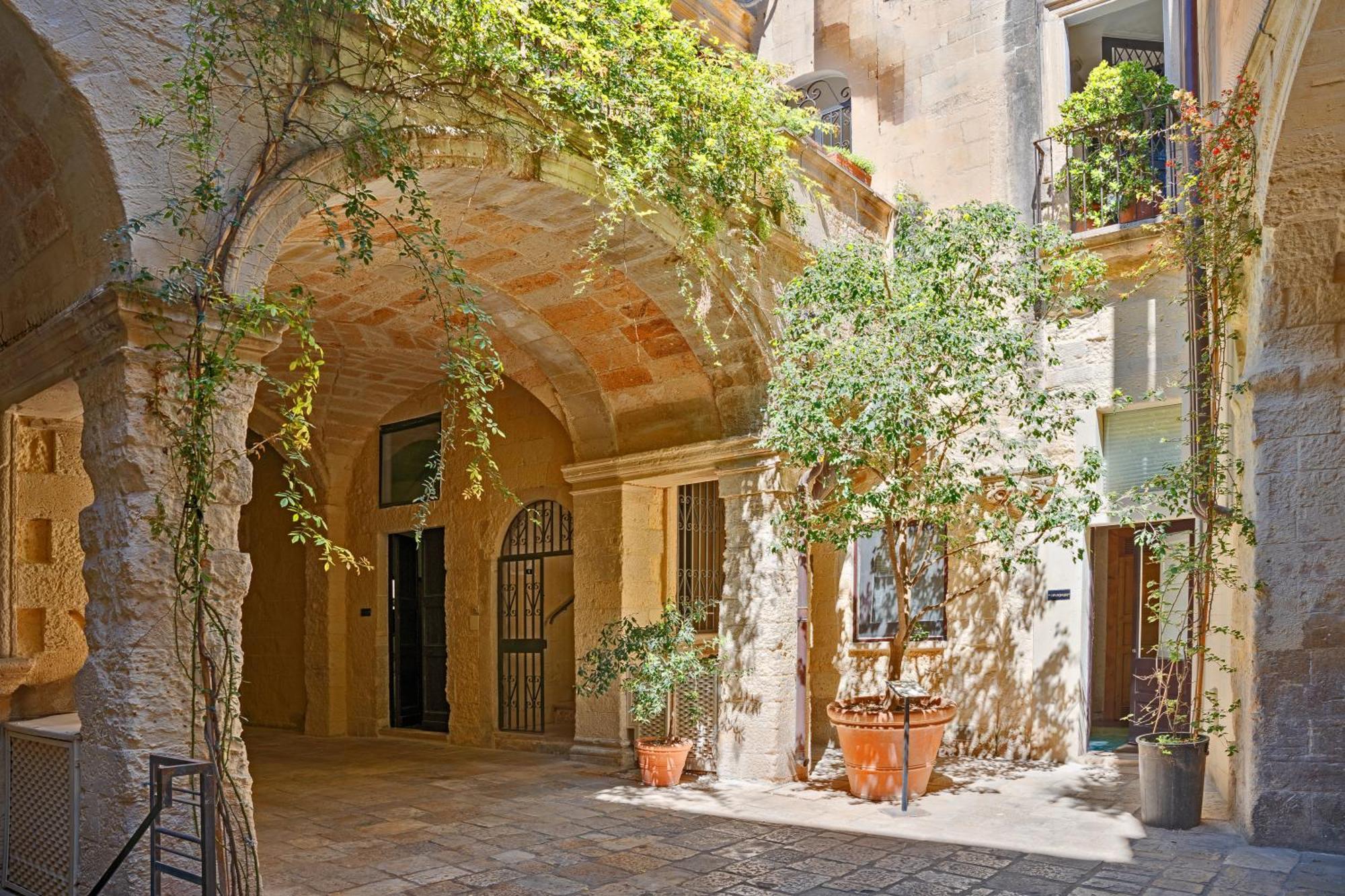 Bed and Breakfast Palazzo Persone Dimora Storica Лечче Экстерьер фото